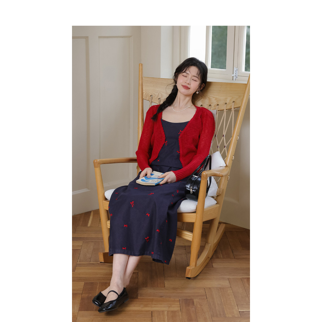 Mutu Cardigan Cổ Chữ V Đỏ & Váy Sling Denim, Phong Cách Retro Hai Mảnh Cho Mùa Hè