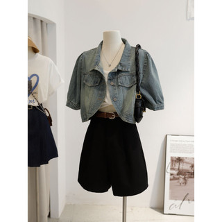 Áo khoác denim màu xanh nhạt phong cách Hàn Quốc, phù hợp mùa hè với thiết kế tay ngắn và kiểu dáng retro