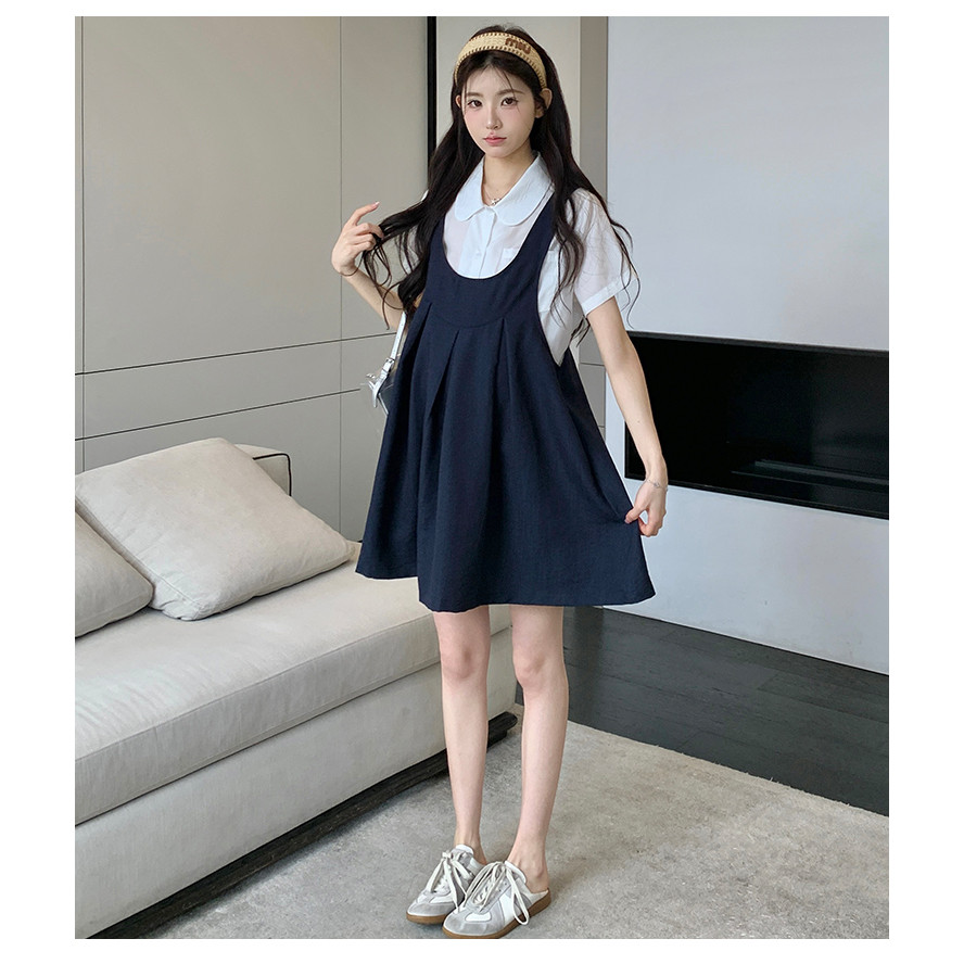 Bộ đồ bà bầu gồm áo sơ mi ngắn tay và váy dây đeo dáng rộng, thoáng mát cho mùa hè