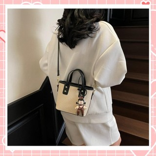 Túi xách nữ Liistore đeo chéo thời trang dáng làn kèm móc khóa búp bê dễ thương K299