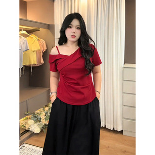 [Áo thun đeo vai mỏng hơn dáng ôm vừa vặn 2 màu] Áo cỡ lớn dành cho nữ béo mm Dây đeo vai xiên không đều Áo thun ngắn tay quây quây Áo thun nữ mùa hè Bao phủ thịt Slim-fit Slimer Look Áo sơ mi nhỏ sang trọng hàng đầu hơi Béo Kích Thước Lớn