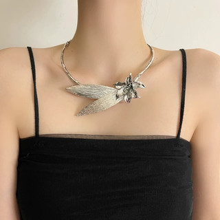 Vòng cổ thiết kế lớn bằng kim loại, phù hợp thời trang công nghiệp nặng