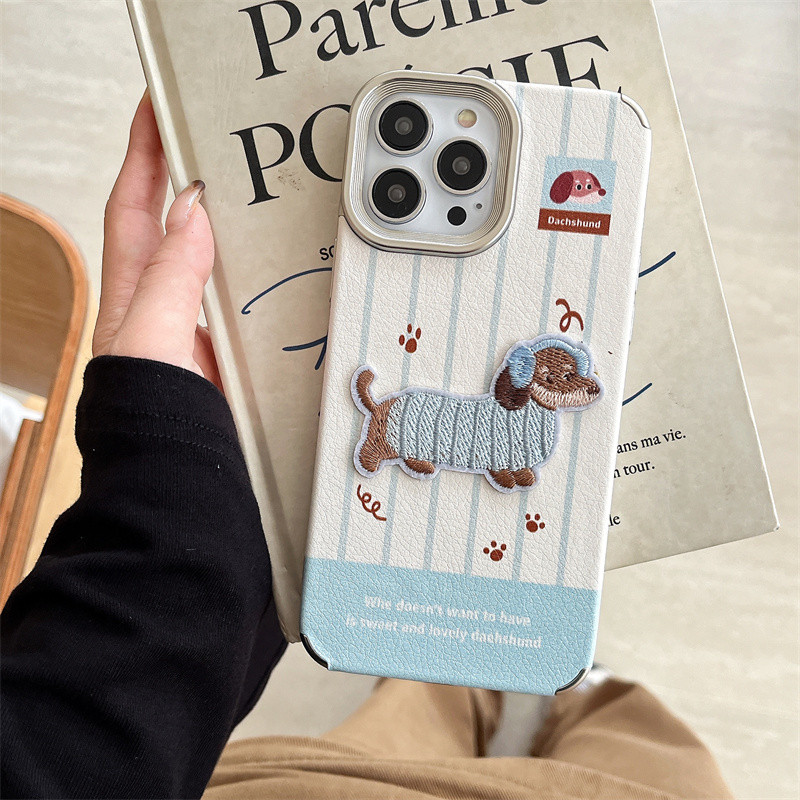 【✨Spot】[Vỏ điện thoại hình chó Dachshund thêu + Dây buộc]  iPhone 16promax /15Plus /14pro, chống sốc