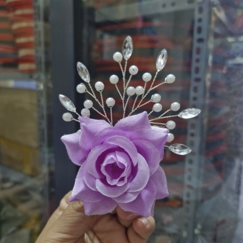 Cài tóc 1 bông hoa hồng có kèm kẹp mõ vịt, dùng để cài đầu biểu diễn văn nghệ
