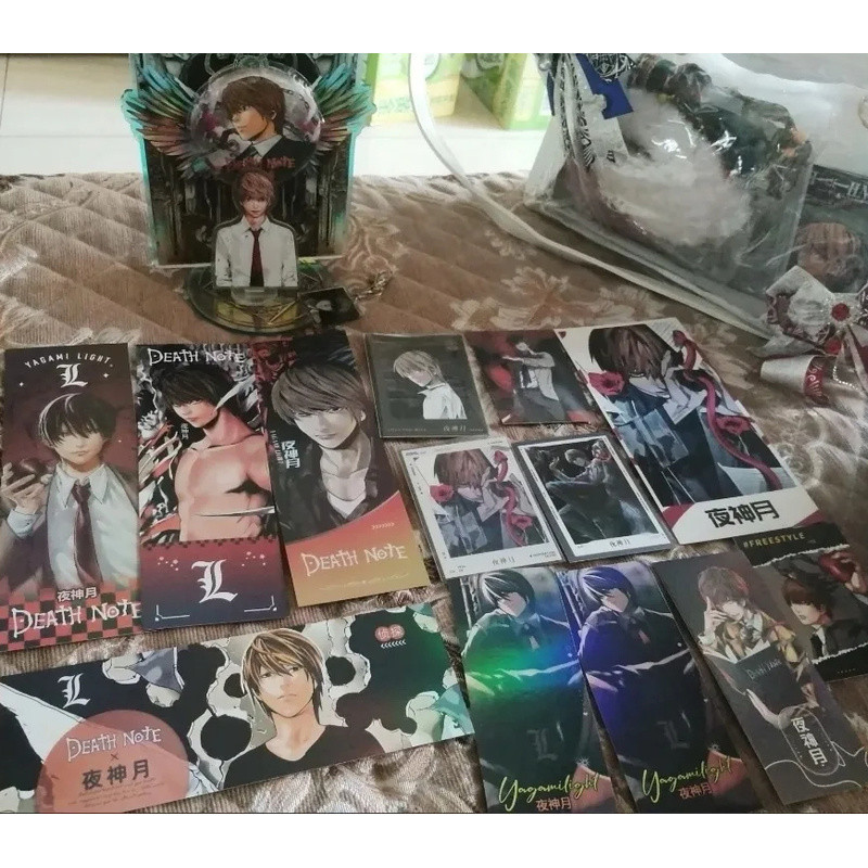 Bộ sưu tập 20 món Death Note Light Yagami | Standee, Foil Polaroid, Huy hiệu, Dấu trang, Bưu thiếp, Móc khóa
