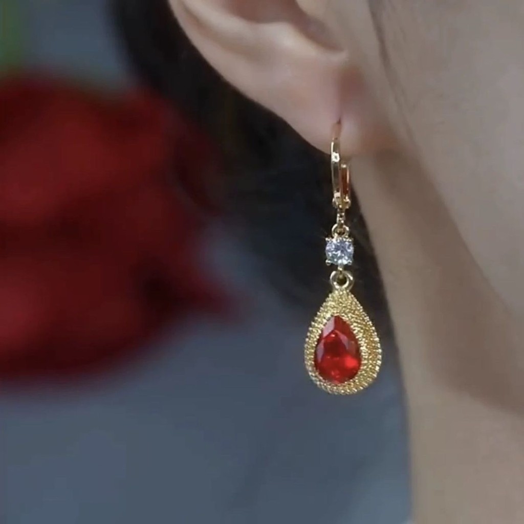 Bông tai nữ thanh lịch với pha lê và kim cương màu đỏ, phù hợp cho các bữa tiệc sang trọng