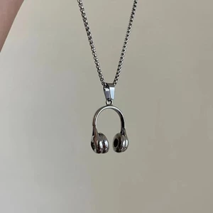 Vòng cổ mặt dây chuyền hình tai nghe cổ điển