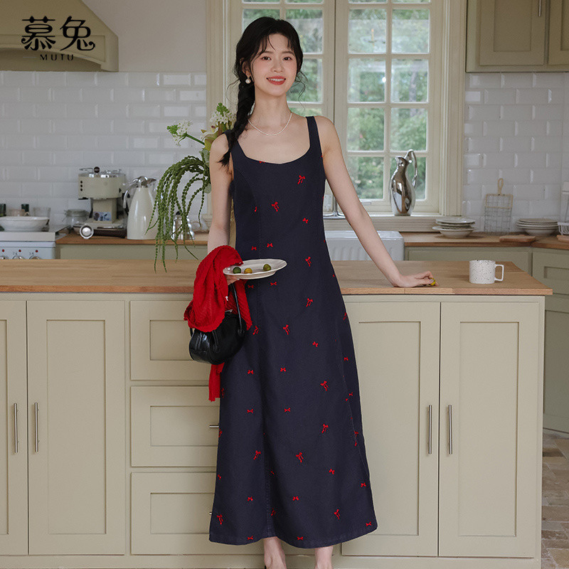 Mutu Cardigan Cổ Chữ V Đỏ & Váy Sling Denim, Phong Cách Retro Hai Mảnh Cho Mùa Hè