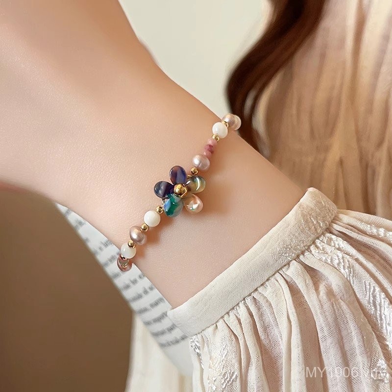 Vòng tay ngọc trai hoa năm cánh màu sắc đa dạng, ánh sáng sang trọng