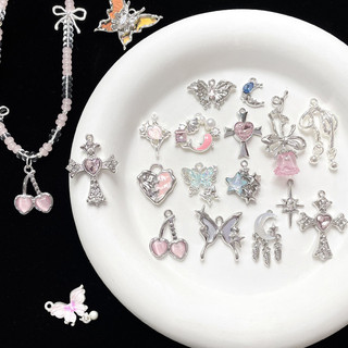 Đeo đẹp với dây chuyền handmade thiết kế hoa hồng và bướm anh đào, phù hợp làm phụ kiện cho điện thoại di động