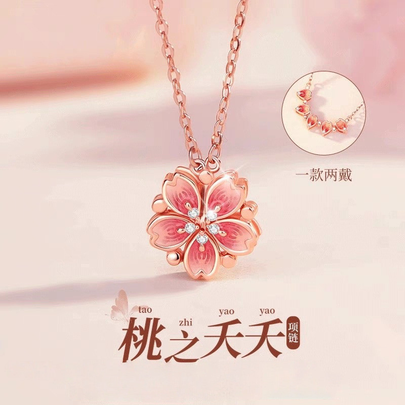 Vòng cổ nữ hoa đào sang trọng với ánh sáng tinh tế và dây xích cao cấp
