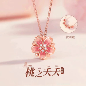 Vòng cổ nữ hoa đào sang trọng với ánh sáng tinh tế và dây xích cao cấp