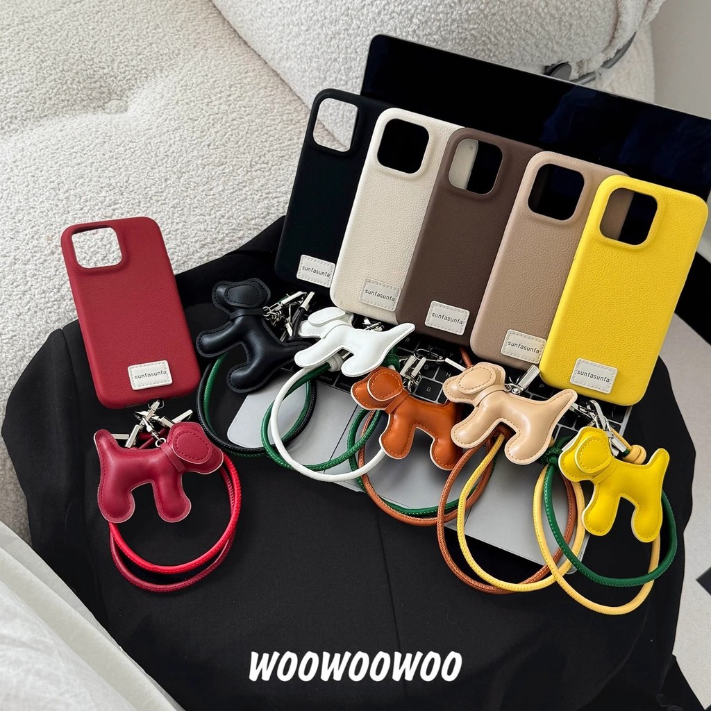 Ốp điện thoại iPhone họa tiết da màu tía dành cho nữ mới Vỏ mềm lỗ lớn bằng da giả + Mặt dây chuyền cho chó bằng da + Nhãn + Dây ngắn
