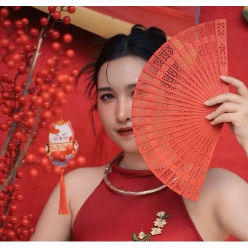 Vòng kiềng bạc đeo cổ có hoa văn dùng kết hợp áo dài để chụp ảnh, vòng kiềng dân tộc tày nùng dùng để biểu diễn văn nghệ