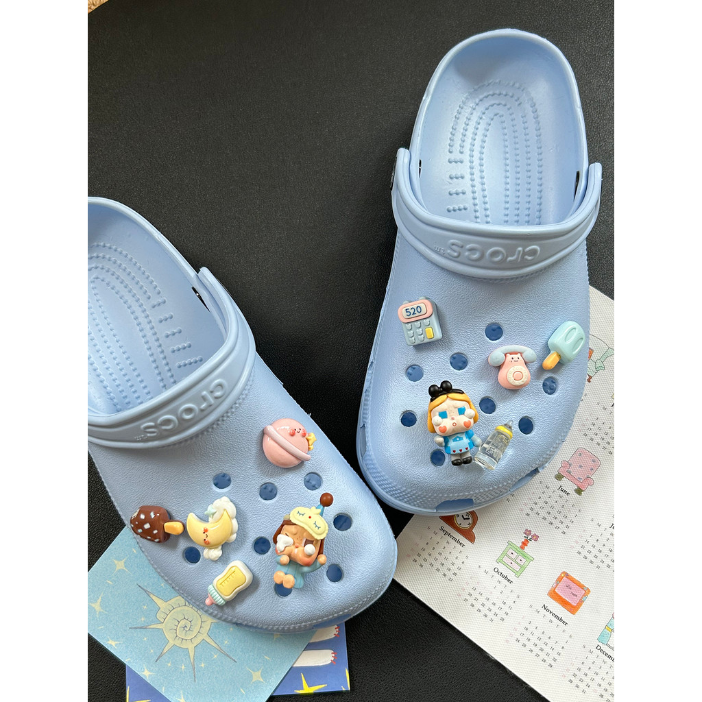 POP MART POP MART Alice Khóc Bộ Đồ Ngủ Cho Bé Khóc Lỗ Bé Phụ Kiện Giày DIY Dễ Thương Hoa Thích Hợp Cho CROCS Khóa Giày Lỗ Khóa Giày Busch Khóa Giày Zhibixing Khóa Giày Có Thể Tháo Rời Khóa Giày ins Giày Hoa