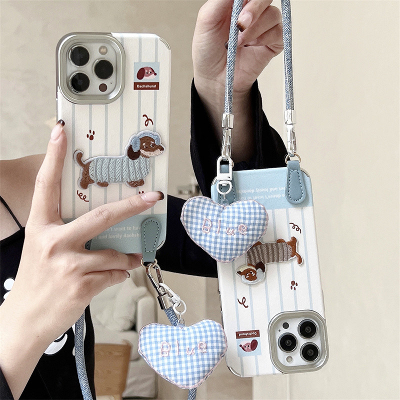 【✨Spot】[Vỏ điện thoại hình chó Dachshund thêu + Dây buộc]  iPhone 16promax /15Plus /14pro, chống sốc