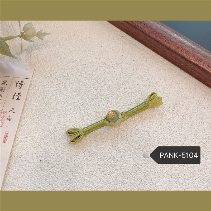Áo Hanfu màu xanh lá cây với khóa nút dovetail và sườn xám, thiết kế phong cách Trung Hoa cải tiến