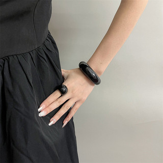 Vòng tay nhựa tối giản, phù hợp xu hướng thời trang retro và cá tính