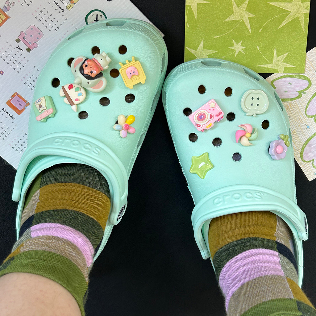 Phụ kiện giày Crocs Bubble Mart, charm hoa Crybaby dễ thương, phù hợp cho giày lỗ, có thể tháo rời