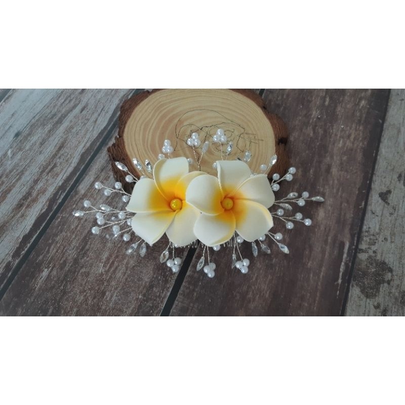 cài tóc hoa sứ (hoa đại) dùng để biểu diễn văn nghệ, được kết đá lấp lánh hạt trai nhựa siêu dễ thương