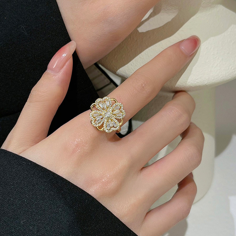 Vòng chỉ số ngón tay thiết kế xoay vòng cỏ bốn lá, sang trọng và phù hợp mọi lúc