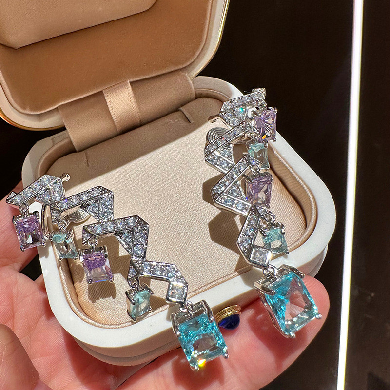 Đôi bông tai zircon và ngọc trai phong cách mới với ánh sáng lung linh