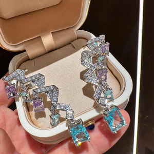 Đôi bông tai zircon và ngọc trai phong cách mới với ánh sáng lung linh