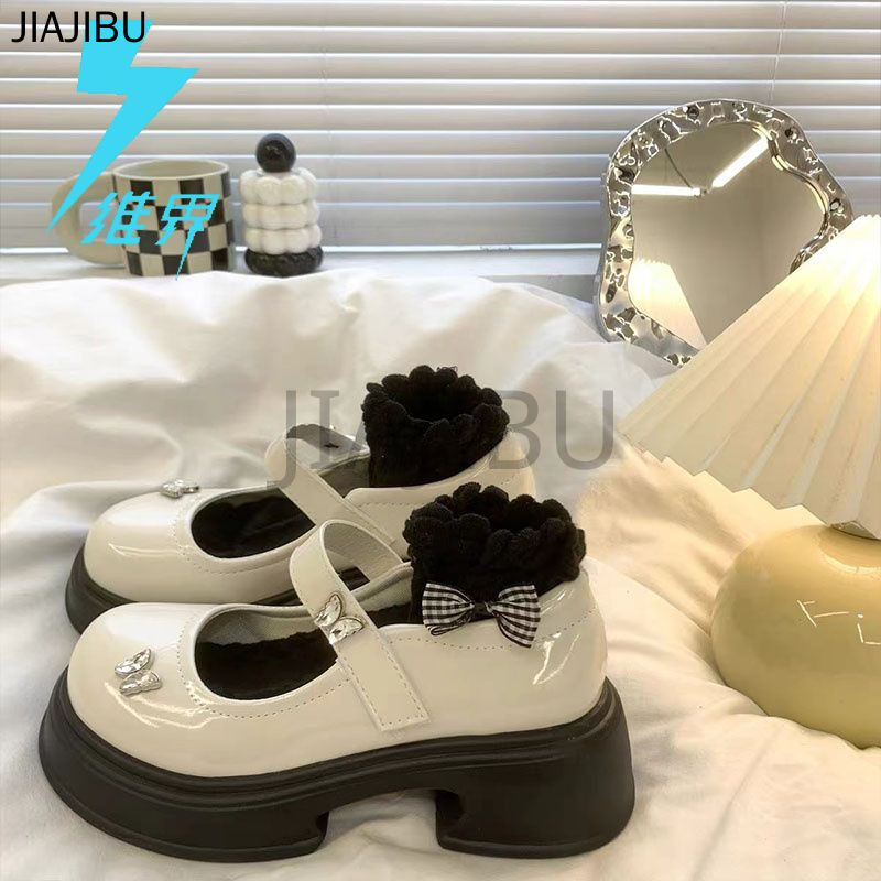 Giày Da Nhỏ Mũi Tròn Chống Trượt Phong Cách Anh Có Gót Dày Giày Nữ Chất Lượng Cao Giày Lolita Hình Bướm Kim Loại JK Nhật Bản Korean Fashion Platform White Mary Jane Shoes Giày Cao Gót Đi Học Màu Đen French Soft-soled Cosplay Doll Shoes Giày Búp Bê