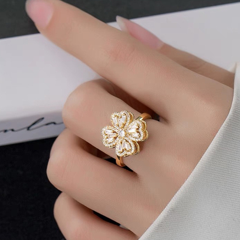 Vòng chỉ số ngón tay thiết kế xoay vòng cỏ bốn lá, sang trọng và phù hợp mọi lúc