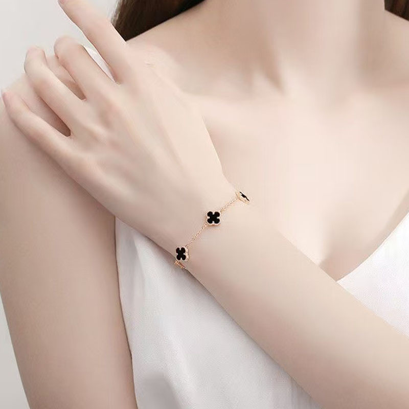 Vòng tay cỏ ba lá phong cách đơn giản, mang lại may mắn và là trang sức tay đa năng