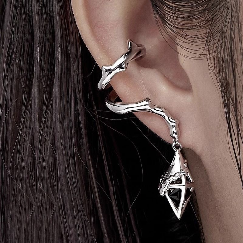 Bông tai đinh tán zircon kim loại đen với thiết kế cuộn dây không đều