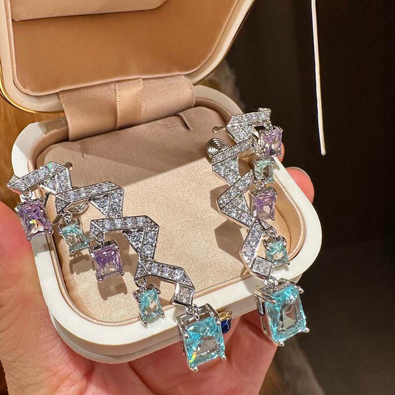 Đôi bông tai zircon và ngọc trai phong cách mới với ánh sáng lung linh