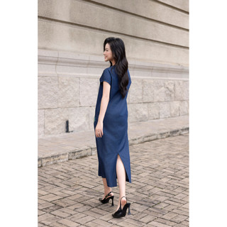 SWANLAKE | Váy Đầm Nữ Midi Suông Xẻ Tà Denim Jean Wash Thêu Hoa Cổ Tim Tay Hến Có Túi Công Sở D12896