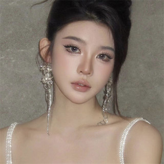 Charm đính hoa kim cương và bông tai tua rua, phong cách dài phù hợp với khuôn mặt, thiết kế nhỏ nhắn