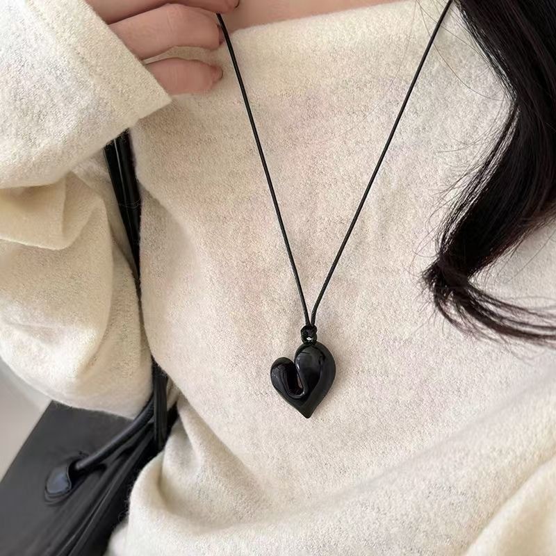Dây chuyền áo len có dây đen, mặt dây chuyền hình trái tim đơn giản