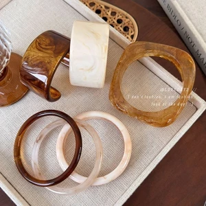 Vòng tay mặt rộng Acrylic không đều Vòng tay phong cách cổ điển