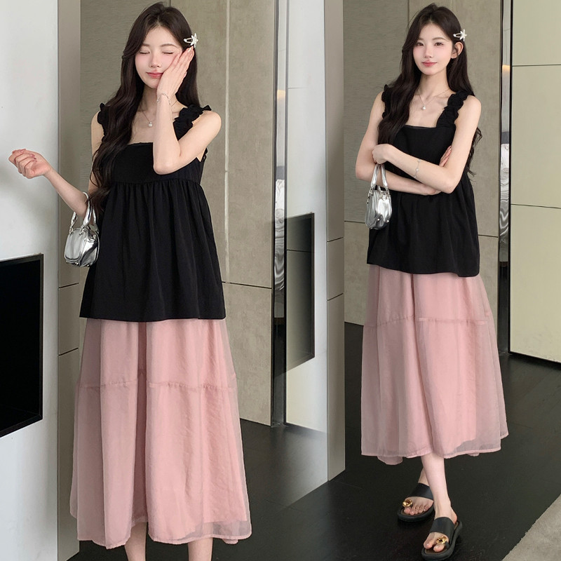 Bộ đồ bà bầu mùa hè gồm áo cổ vuông và váy lưới