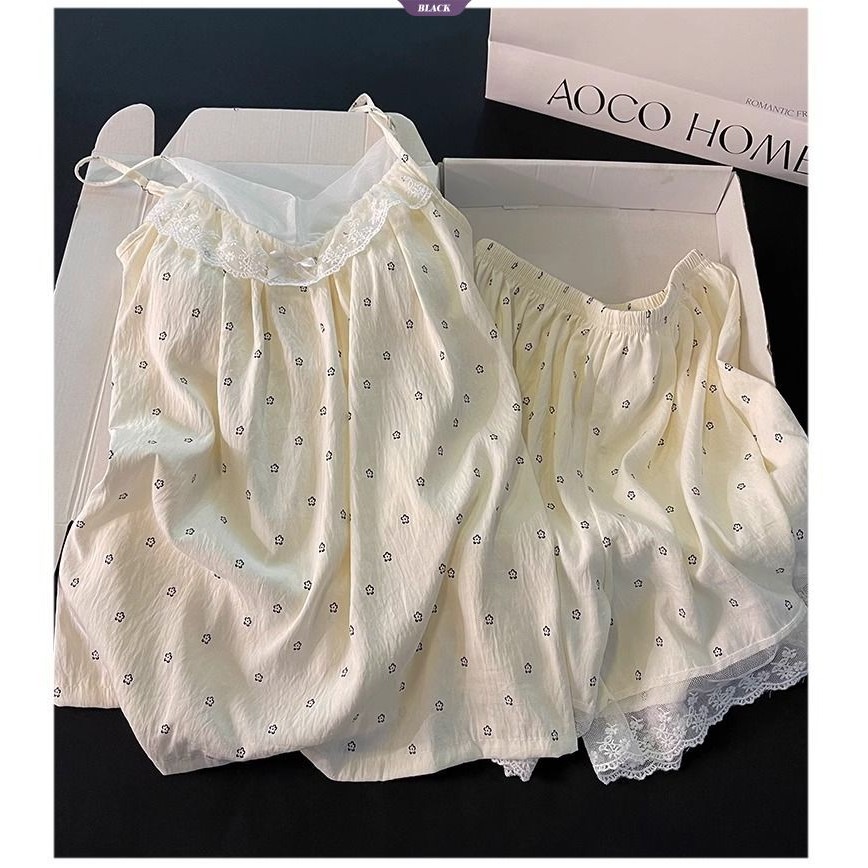 Bộ đồ ngủ hoa nhỏ ngọt ngào với miếng lót áo ngực và quần short gợi cảm, phù hợp cho sinh viên mùa hè