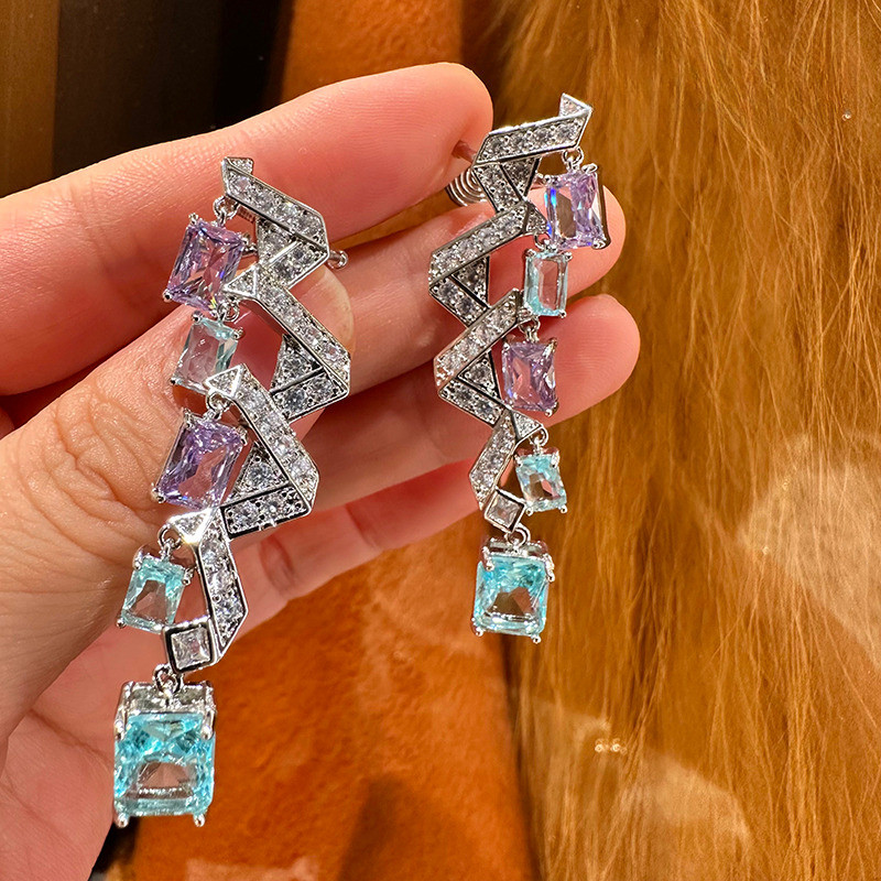 Đôi bông tai zircon và ngọc trai phong cách mới với ánh sáng lung linh
