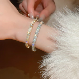 Vòng tay bốn lá cỏ ba lá màu vàng full pave cubic zircon, phong cách thanh lịch phương Tây