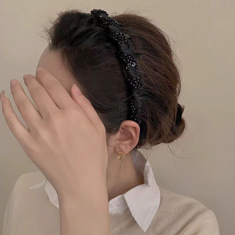 Băng đô đầu lâu với họa tiết kim cương giả, thiết kế gợn sóng chống trượt, phù hợp làm đẹp cho tóc.
