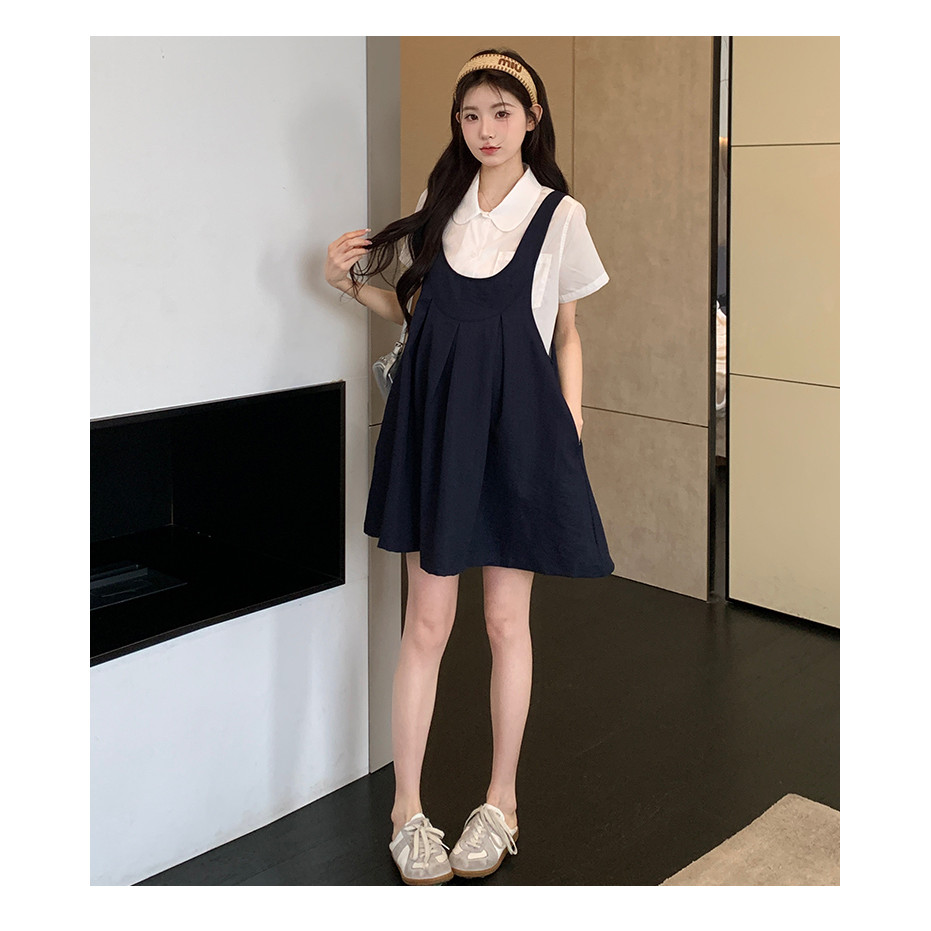 Bộ đồ bà bầu gồm áo sơ mi ngắn tay và váy dây đeo dáng rộng, thoáng mát cho mùa hè