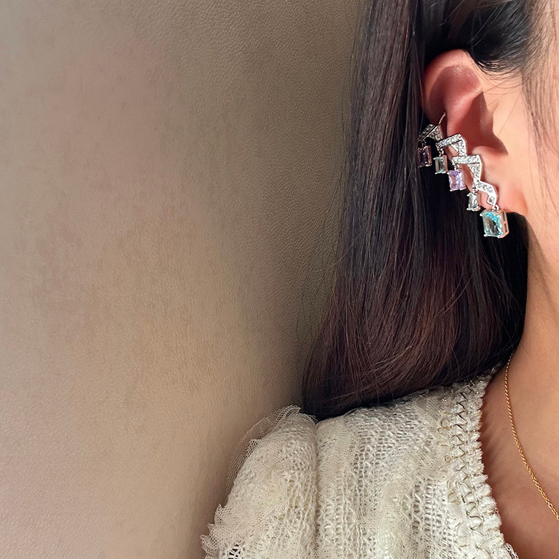 Đôi bông tai zircon và ngọc trai phong cách mới với ánh sáng lung linh