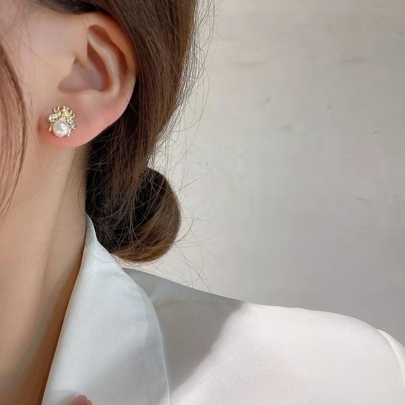 Bông tai ngọc trai ong bạc 925 với thiết kế Niche nhỏ gọn và đơn giản