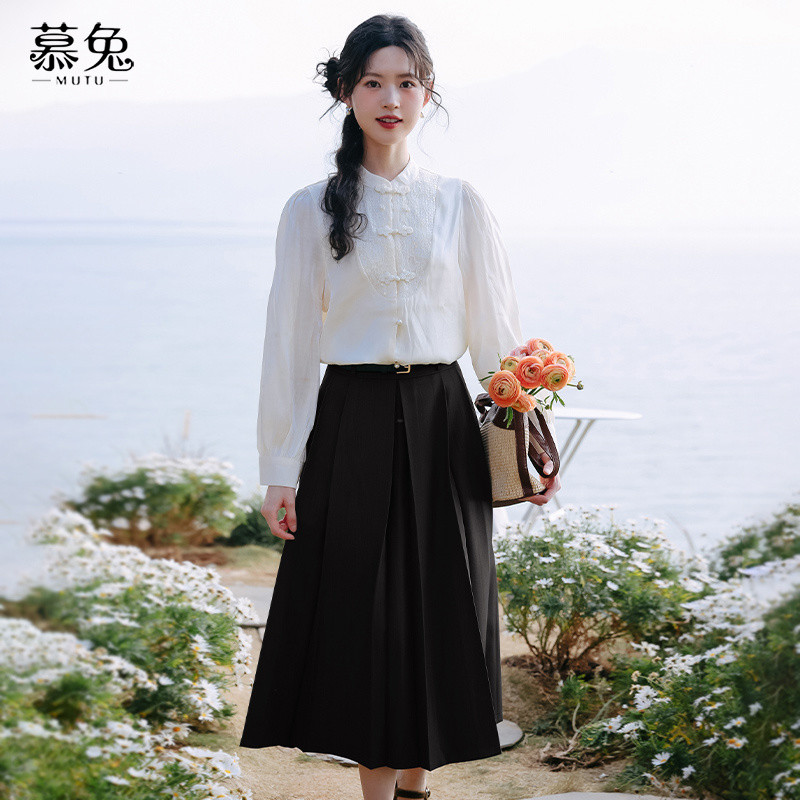 Váy xếp ly Mutu Retro phong cách preppy mới mẻ cho mùa xuân 2026, dáng chữ A vừa phải