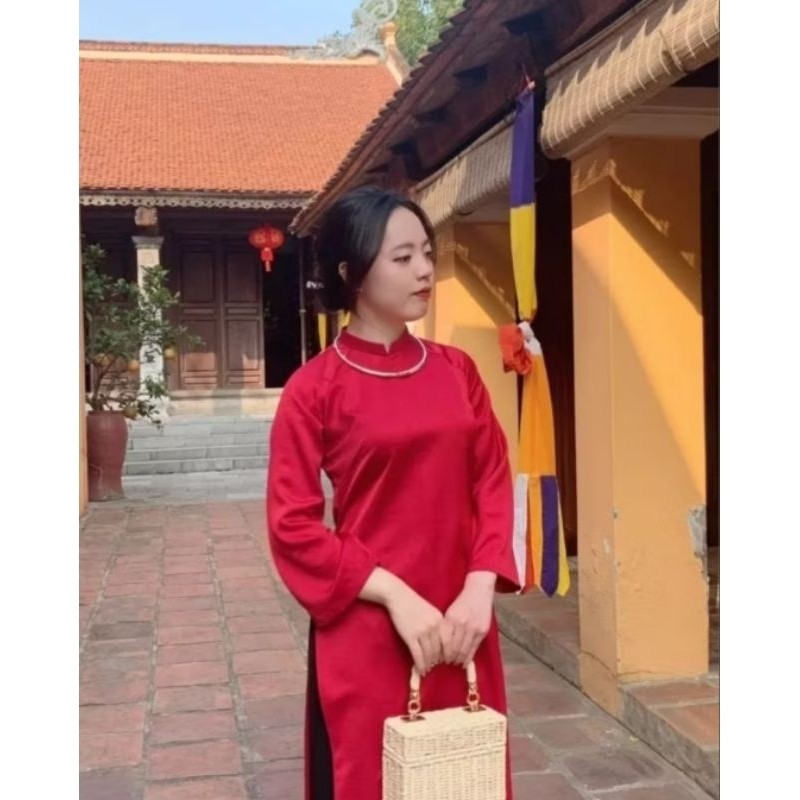 Vòng kiềng bạc đeo cổ có hoa văn dùng kết hợp áo dài để chụp ảnh, vòng kiềng dân tộc tày nùng dùng để biểu diễn văn nghệ