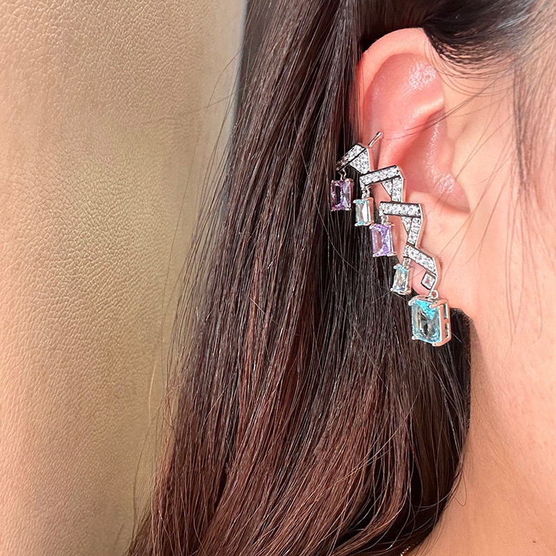 Đôi bông tai zircon và ngọc trai phong cách mới với ánh sáng lung linh