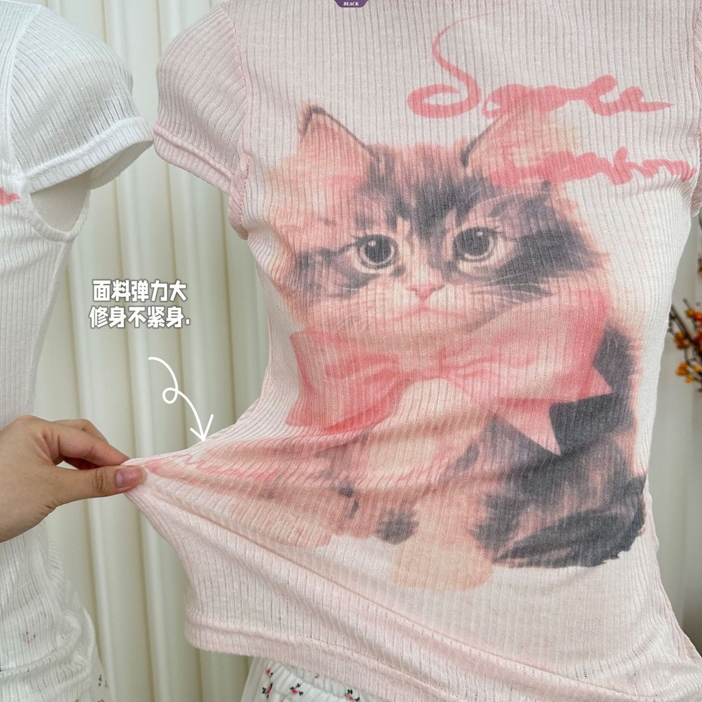 Áo thun nữ Dopamine Pink Cat màu hồng tươi sáng, phù hợp cho mùa hè với thiết kế slim-fit nhẹ nhàng.