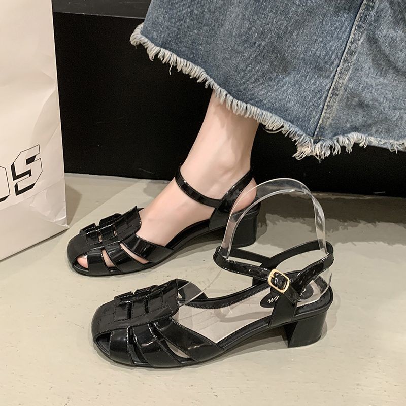 ✨Giày Sandal Mũi 2025 Mùa Hè Ngoài Mặc Pháp La Mã Rỗng Gót Giày Retro Giữa Nêm Gót Giày 25.7.29