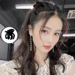 Kẹp tóc móng vuốt phong cách đơn giản, ổn định, phù hợp nhiều độ dày và chiều dài tóc.